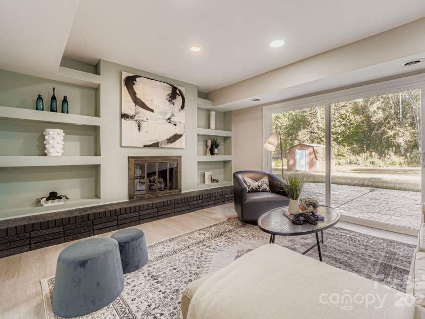 6210 Cora Street, Charlotte, NC 28216.  MLS# CAR4314569, YatesRealty ID 314. Family room