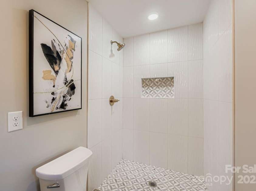 6210 Cora Street, Charlotte, NC 28216.  MLS# CAR4314569, YatesRealty ID 314. Master Bathroom
