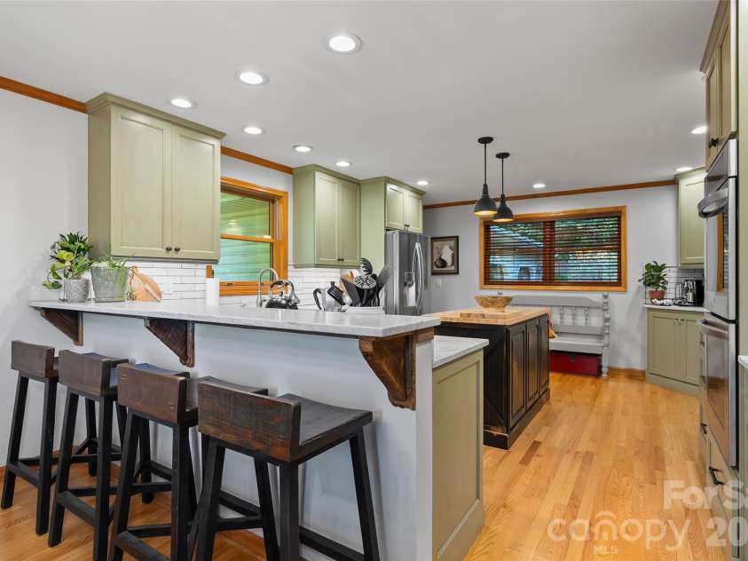 359 Saddlebrook Lane, Clyde, NC 28721.  MLS# CAR4393520, YatesRealty ID 31400. Breakfast bar