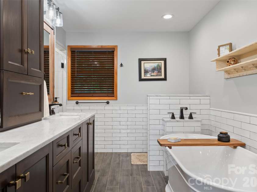 359 Saddlebrook Lane, Clyde, NC 28721.  MLS# CAR4393520, YatesRealty ID 31400. Primary Bath