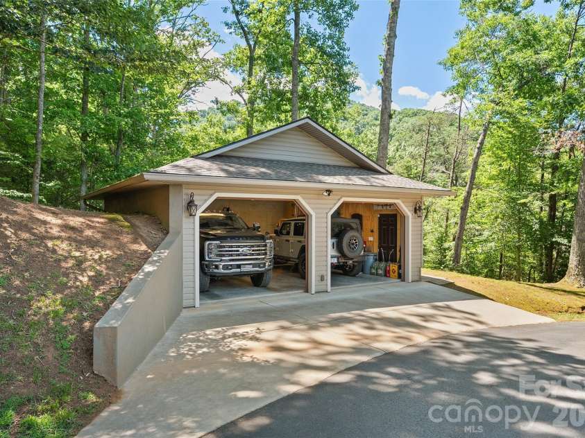 359 Saddlebrook Lane, Clyde, NC 28721.  MLS# CAR4393520, YatesRealty ID 31400. Spacious detached two-car garage