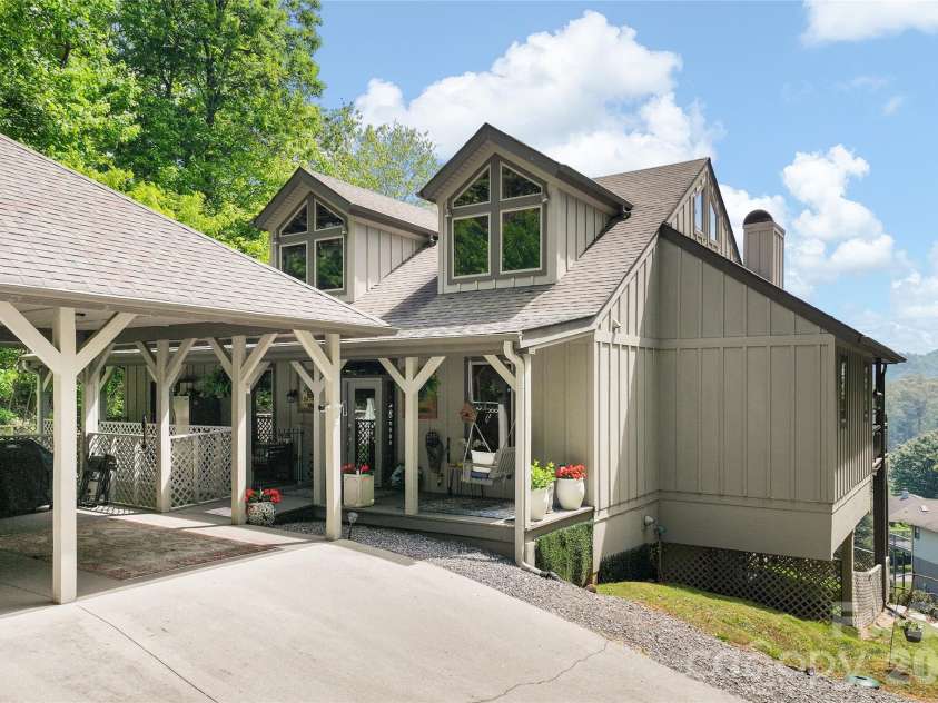 266 Hawks Crest Drive, Waynesville, NC 28786.  MLS# CAR4379016, YatesRealty ID 31401. 
