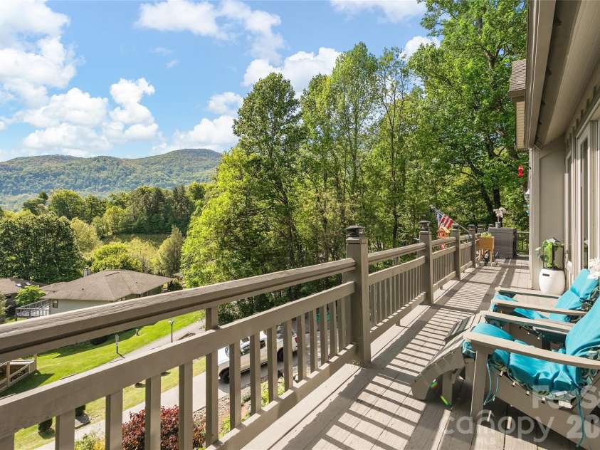 266 Hawks Crest Drive, Waynesville, NC 28786.  MLS# CAR4379016, YatesRealty ID 31401. 