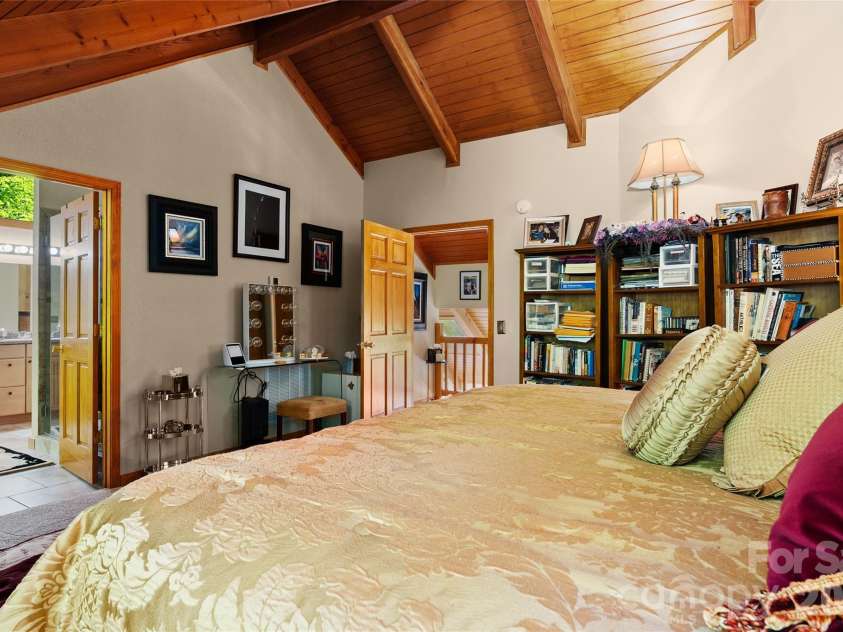 266 Hawks Crest Drive, Waynesville, NC 28786.  MLS# CAR4379016, YatesRealty ID 31401. 