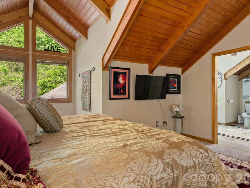 266 Hawks Crest Drive, Waynesville, NC 28786.  MLS# CAR4379016, YatesRealty ID 31401. 