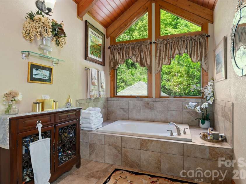 266 Hawks Crest Drive, Waynesville, NC 28786.  MLS# CAR4379016, YatesRealty ID 31401. 