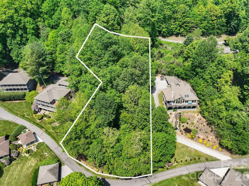 266 Hawks Crest Drive, Waynesville, NC 28786.  MLS# CAR4379016, YatesRealty ID 31401. 