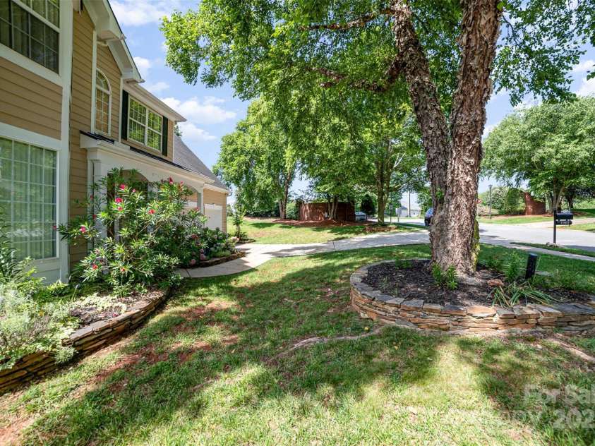 11802 Fox Glen Road, Charlotte, NC 28269.  MLS# CAR4266180, YatesRealty ID 31405. 