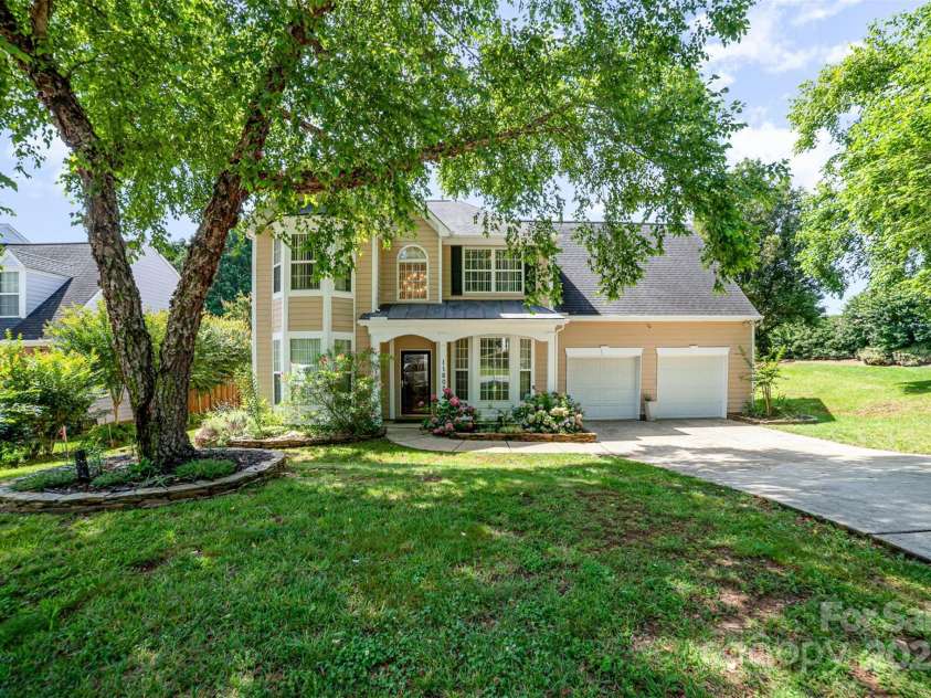 11802 Fox Glen Road, Charlotte, NC 28269.  MLS# CAR4266180, YatesRealty ID 31405. 