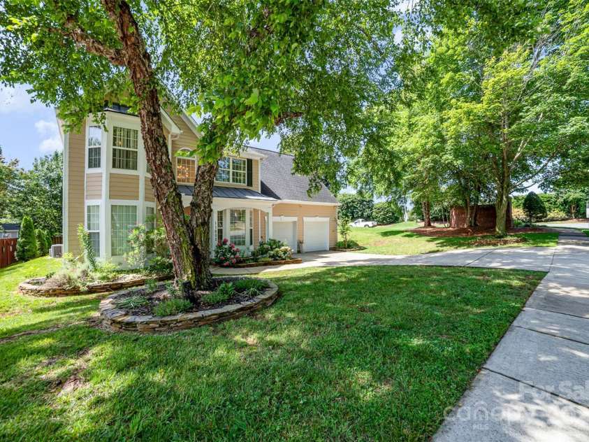11802 Fox Glen Road, Charlotte, NC 28269.  MLS# CAR4266180, YatesRealty ID 31405. 