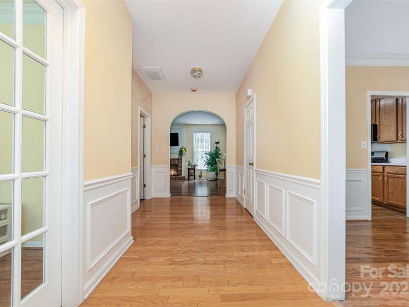 11802 Fox Glen Road, Charlotte, NC 28269.  MLS# CAR4266180, YatesRealty ID 31405. 