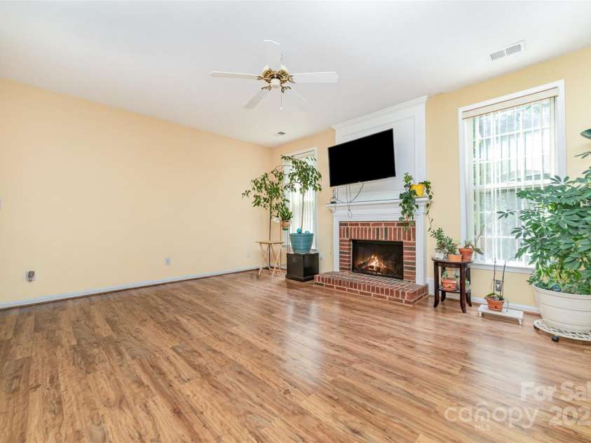 11802 Fox Glen Road, Charlotte, NC 28269.  MLS# CAR4266180, YatesRealty ID 31405. 