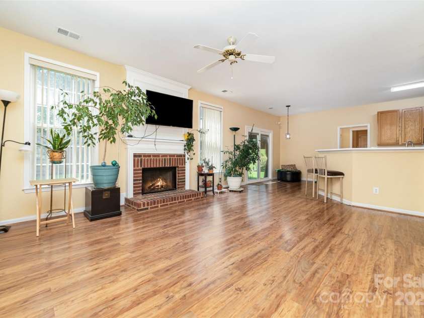 11802 Fox Glen Road, Charlotte, NC 28269.  MLS# CAR4266180, YatesRealty ID 31405. 