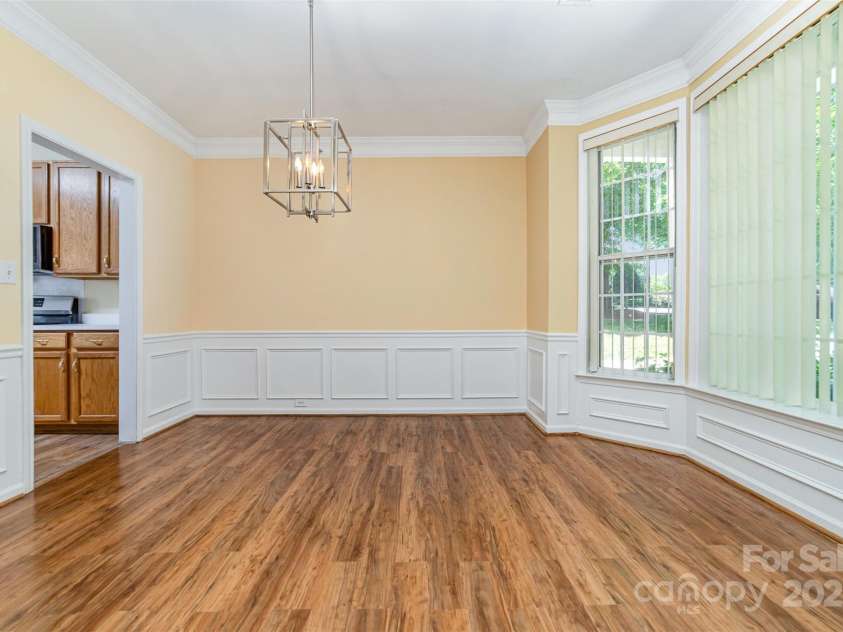 11802 Fox Glen Road, Charlotte, NC 28269.  MLS# CAR4266180, YatesRealty ID 31405. 