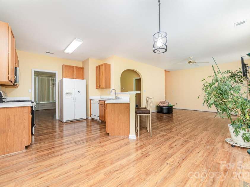 11802 Fox Glen Road, Charlotte, NC 28269.  MLS# CAR4266180, YatesRealty ID 31405. 