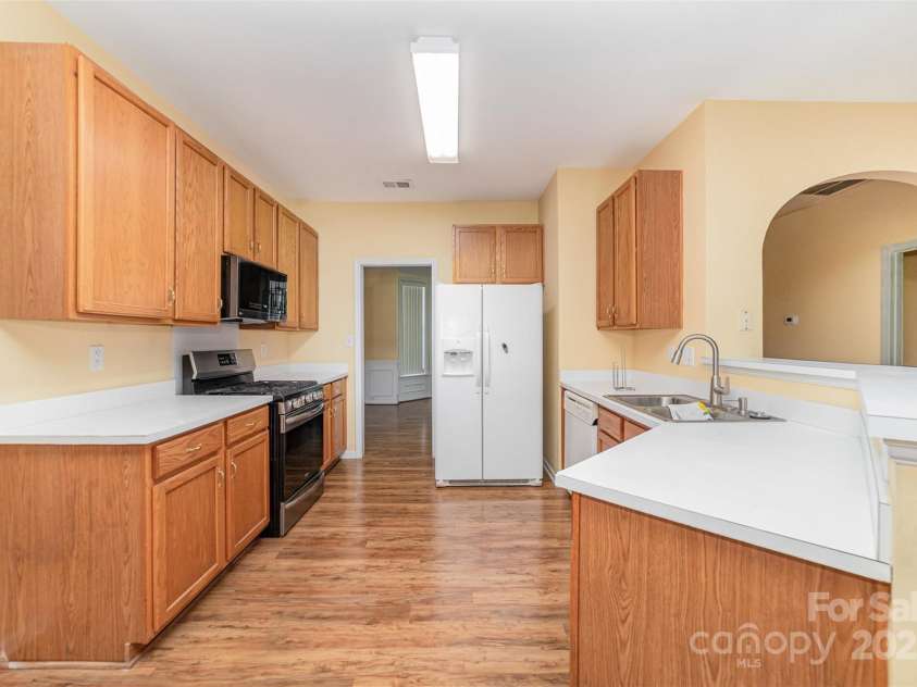 11802 Fox Glen Road, Charlotte, NC 28269.  MLS# CAR4266180, YatesRealty ID 31405. 