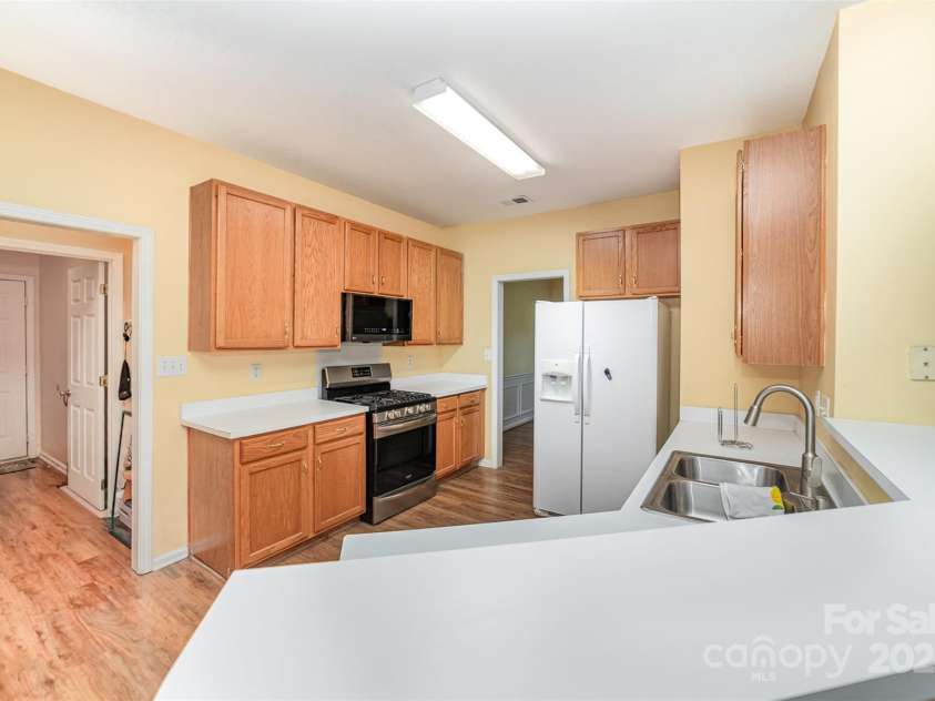 11802 Fox Glen Road, Charlotte, NC 28269.  MLS# CAR4266180, YatesRealty ID 31405. 