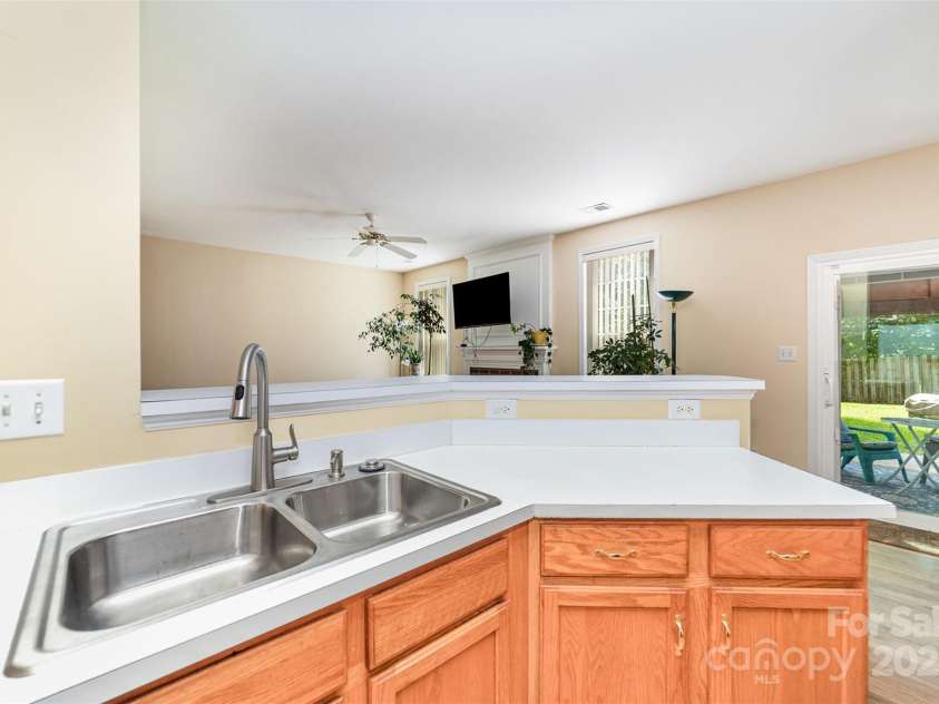 11802 Fox Glen Road, Charlotte, NC 28269.  MLS# CAR4266180, YatesRealty ID 31405. 