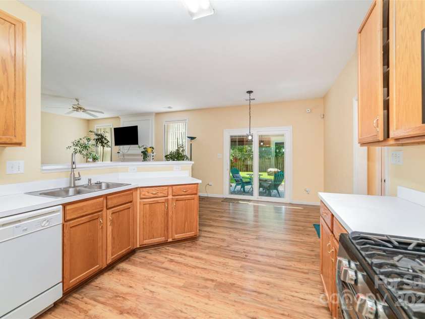 11802 Fox Glen Road, Charlotte, NC 28269.  MLS# CAR4266180, YatesRealty ID 31405. 