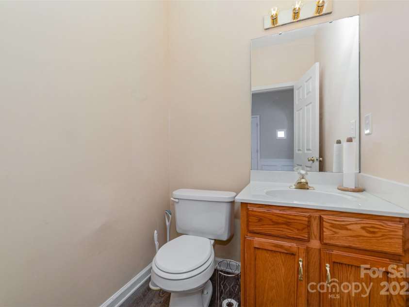 11802 Fox Glen Road, Charlotte, NC 28269.  MLS# CAR4266180, YatesRealty ID 31405. 