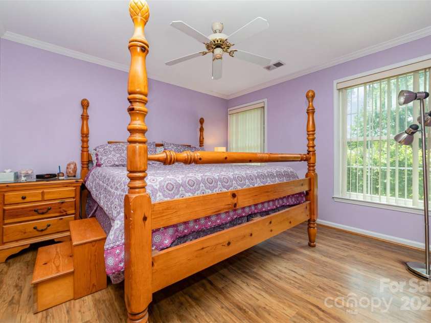 11802 Fox Glen Road, Charlotte, NC 28269.  MLS# CAR4266180, YatesRealty ID 31405. 