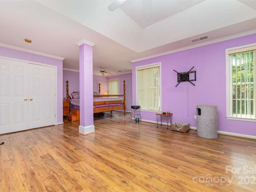 11802 Fox Glen Road, Charlotte, NC 28269.  MLS# CAR4266180, YatesRealty ID 31405. 