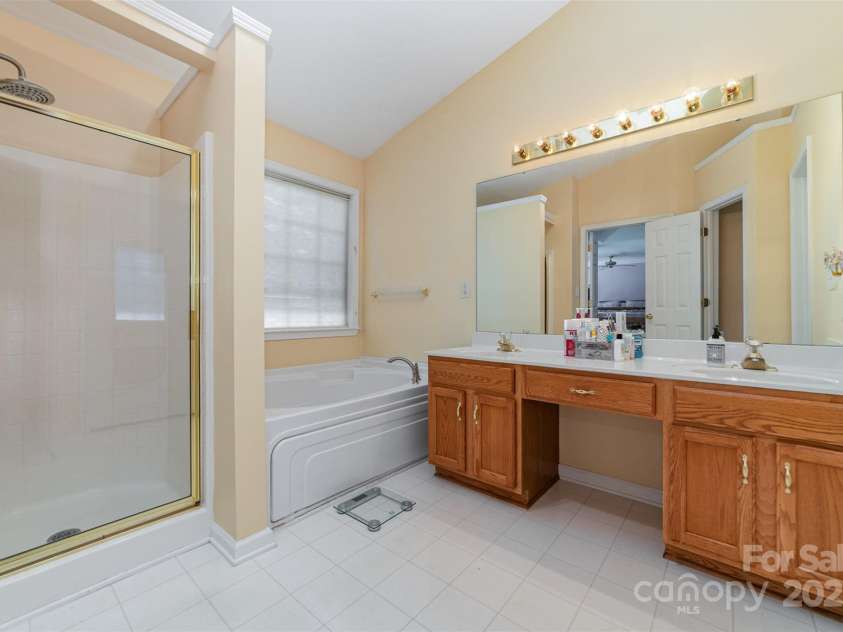 11802 Fox Glen Road, Charlotte, NC 28269.  MLS# CAR4266180, YatesRealty ID 31405. 