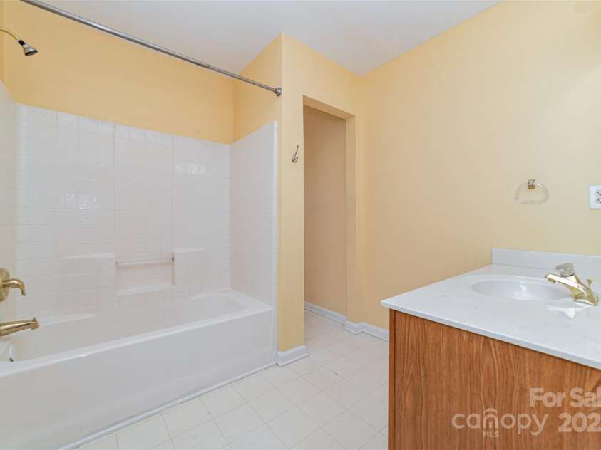 11802 Fox Glen Road, Charlotte, NC 28269.  MLS# CAR4266180, YatesRealty ID 31405. 