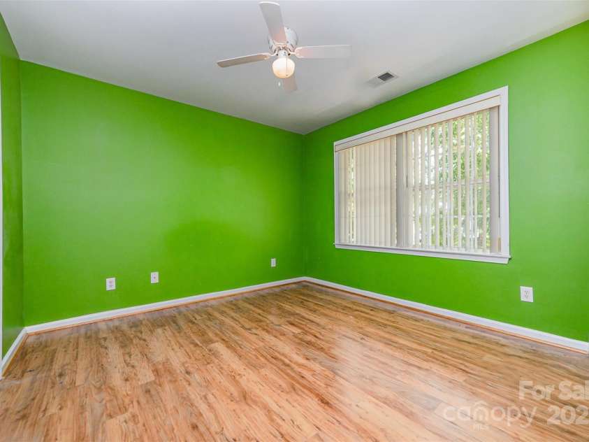 11802 Fox Glen Road, Charlotte, NC 28269.  MLS# CAR4266180, YatesRealty ID 31405. 