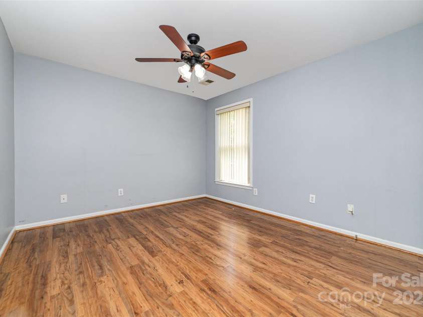 11802 Fox Glen Road, Charlotte, NC 28269.  MLS# CAR4266180, YatesRealty ID 31405. 