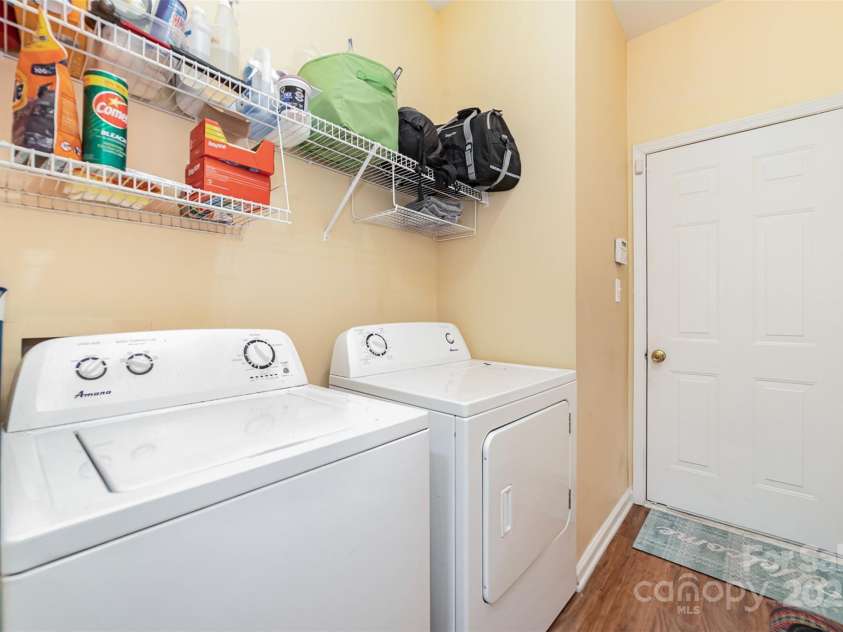 11802 Fox Glen Road, Charlotte, NC 28269.  MLS# CAR4266180, YatesRealty ID 31405. 