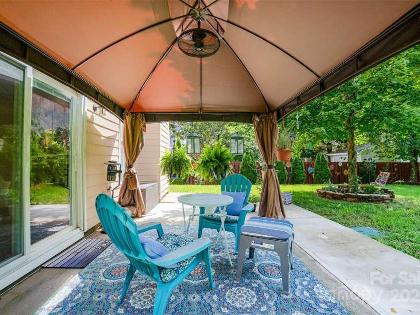 11802 Fox Glen Road, Charlotte, NC 28269.  MLS# CAR4266180, YatesRealty ID 31405. 