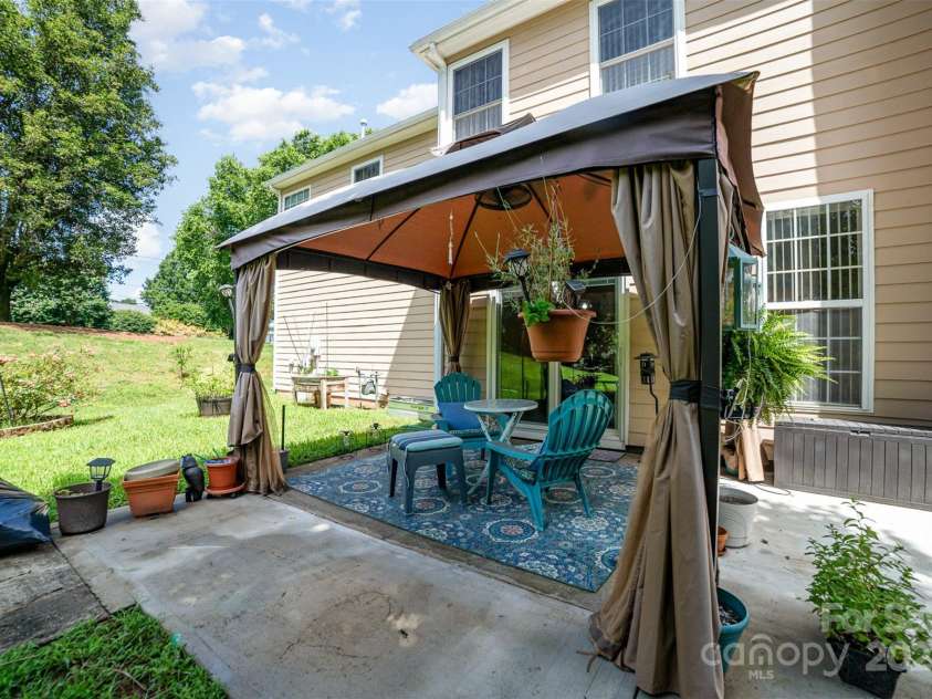 11802 Fox Glen Road, Charlotte, NC 28269.  MLS# CAR4266180, YatesRealty ID 31405. 