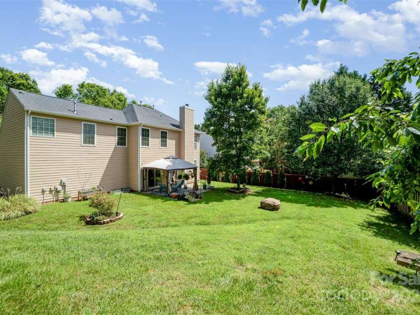 11802 Fox Glen Road, Charlotte, NC 28269.  MLS# CAR4266180, YatesRealty ID 31405. 