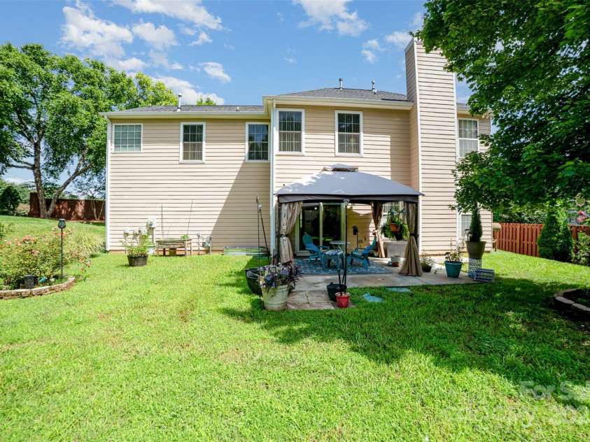 11802 Fox Glen Road, Charlotte, NC 28269.  MLS# CAR4266180, YatesRealty ID 31405. 