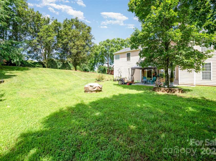 11802 Fox Glen Road, Charlotte, NC 28269.  MLS# CAR4266180, YatesRealty ID 31405. 