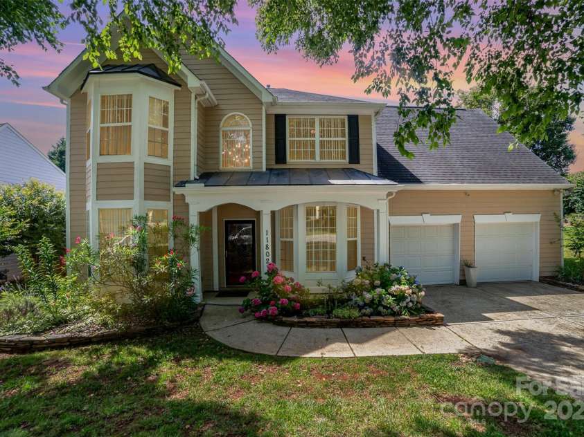 11802 Fox Glen Road, Charlotte, NC 28269.  MLS# CAR4266180, YatesRealty ID 31405. 