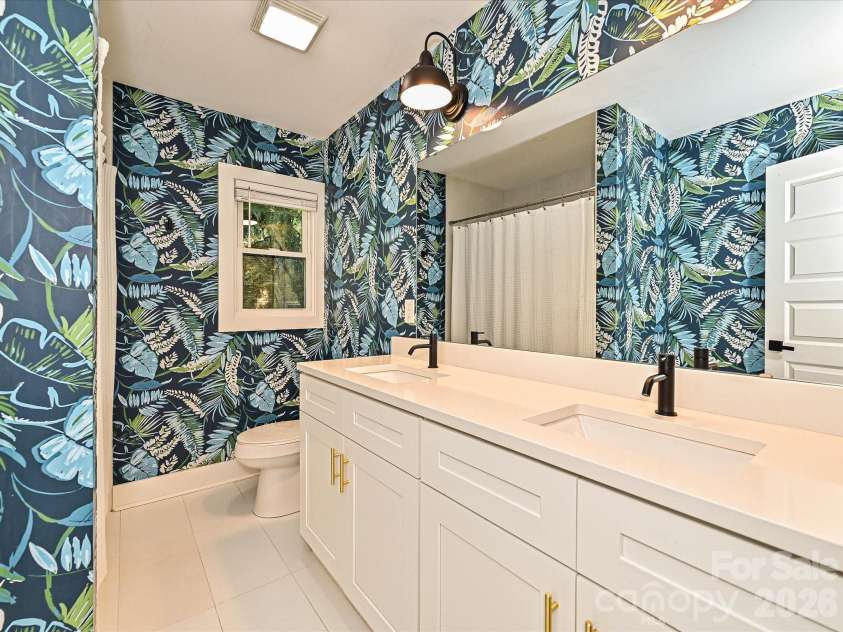 5623 Ruth Drive, Charlotte, NC 28215.  MLS# CAR4394152, YatesRealty ID 31405. Hall Bath