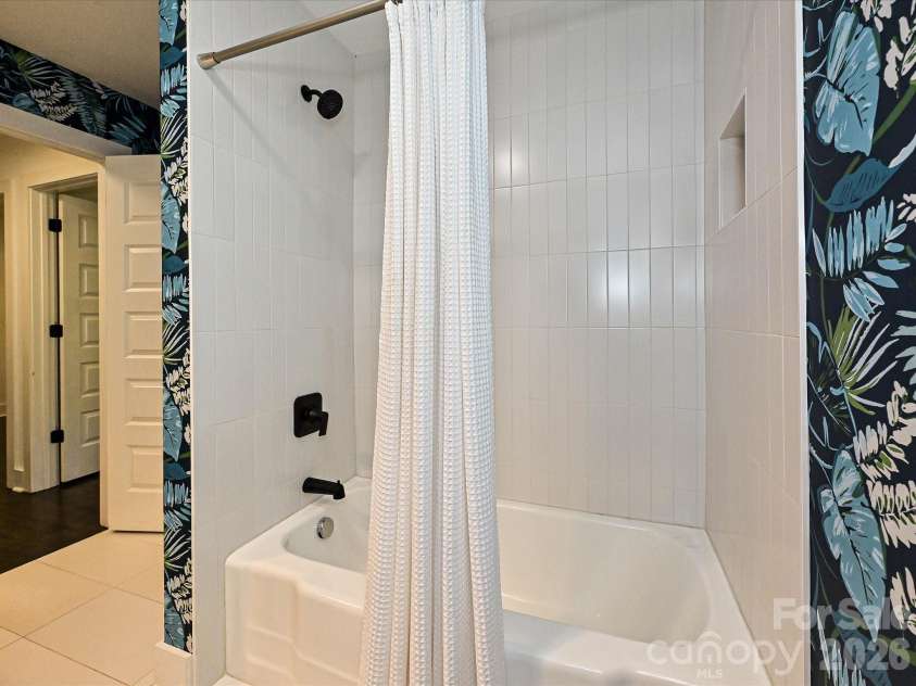 5623 Ruth Drive, Charlotte, NC 28215.  MLS# CAR4394152, YatesRealty ID 31405. Hall Bath