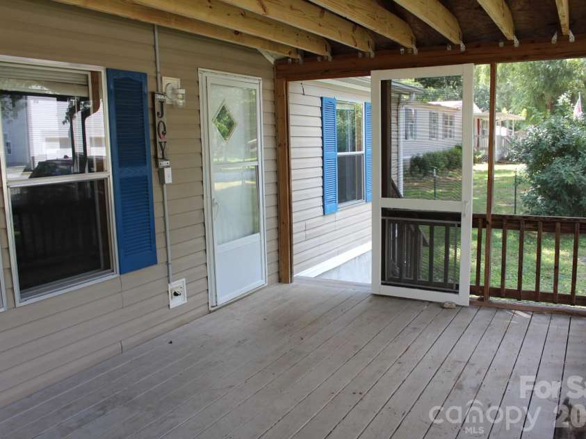 403 Doliver Drive, Horse Shoe, NC 28742.  MLS# CAR4390350, YatesRealty ID 31406. The porch has two entry-ways. One side has a ramp.
