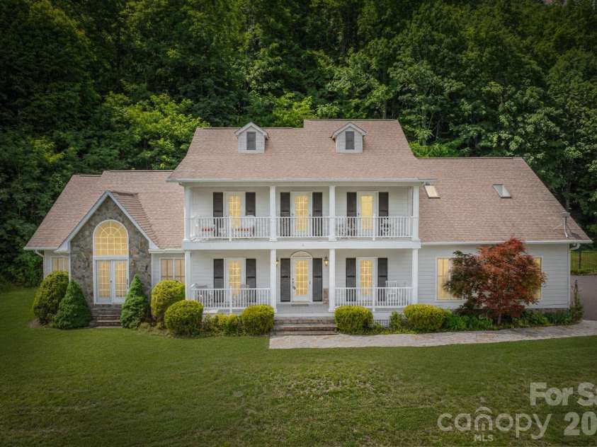 302 Davy Crockett Drive, Maggie Valley, NC 28751.  MLS# CAR4390074, YatesRealty ID 31408. 