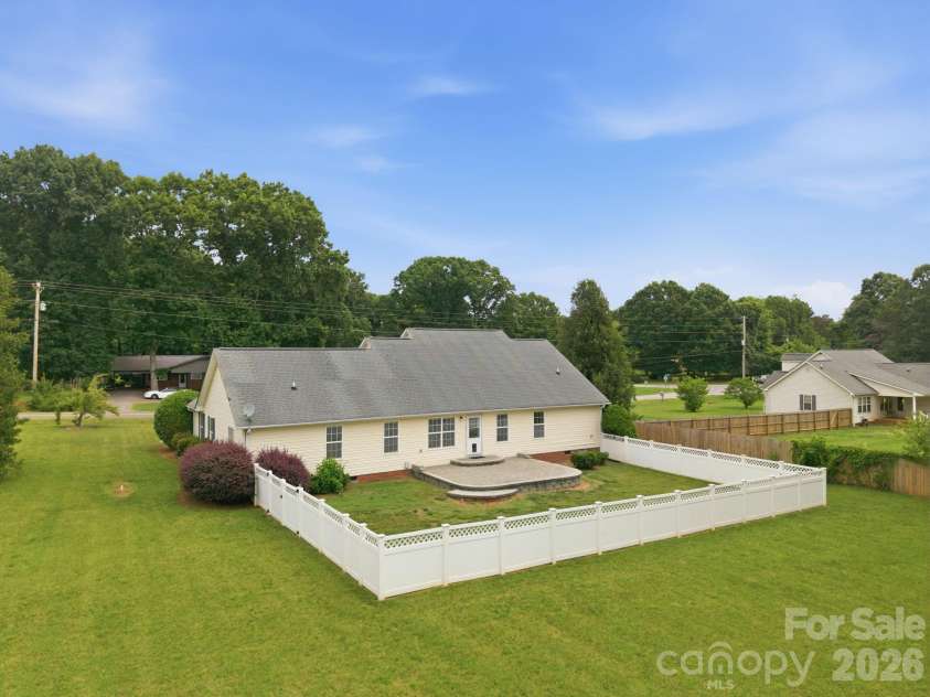 210 Jane Sowers Road, Statesville, NC 28625.  MLS# CAR4394816, YatesRealty ID 31409. 