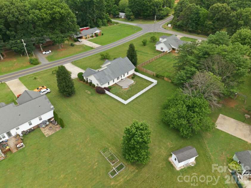 210 Jane Sowers Road, Statesville, NC 28625.  MLS# CAR4394816, YatesRealty ID 31409. 