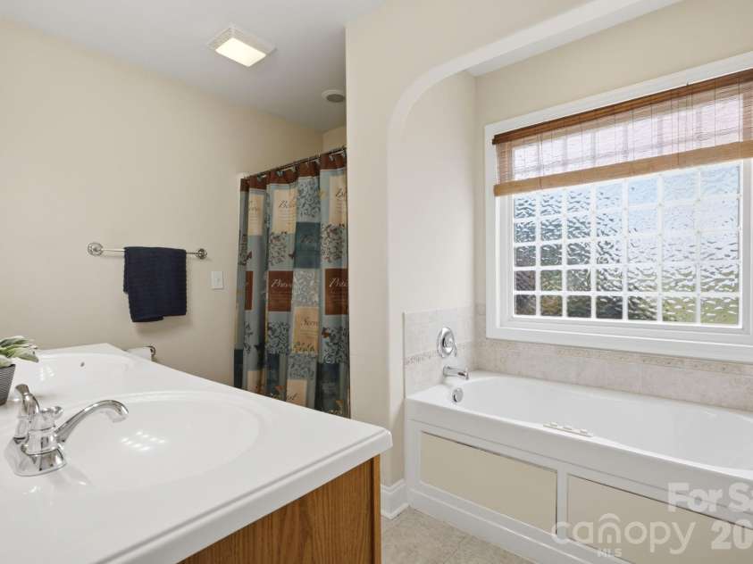 210 Jane Sowers Road, Statesville, NC 28625.  MLS# CAR4394816, YatesRealty ID 31409. Primary Ensuite Bath