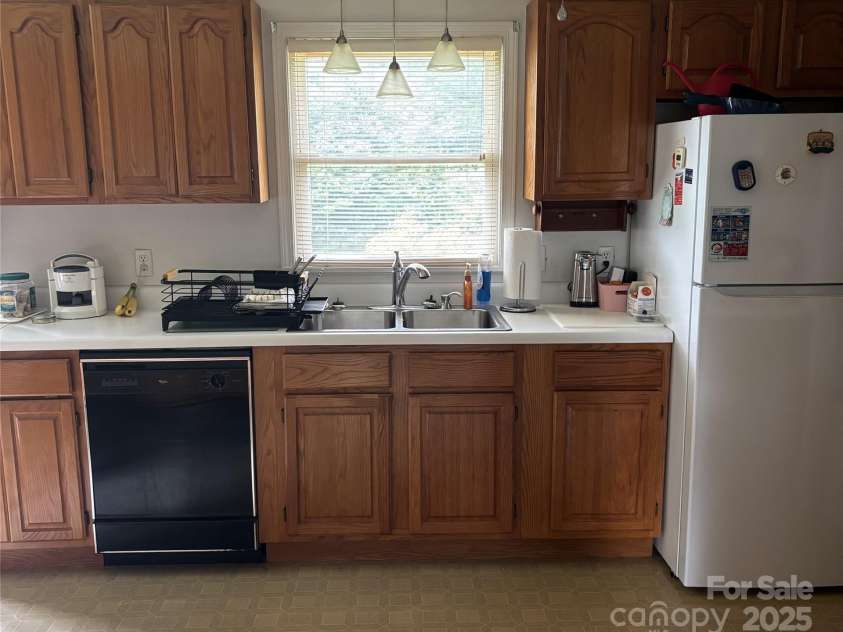 39 Fourth Street, Waynesville, NC 28786.  MLS# CAR4288100, YatesRealty ID 31409. 