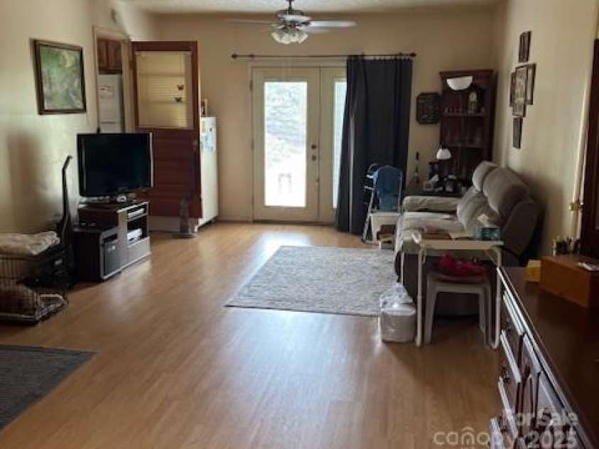 39 Fourth Street, Waynesville, NC 28786.  MLS# CAR4288100, YatesRealty ID 31409. 