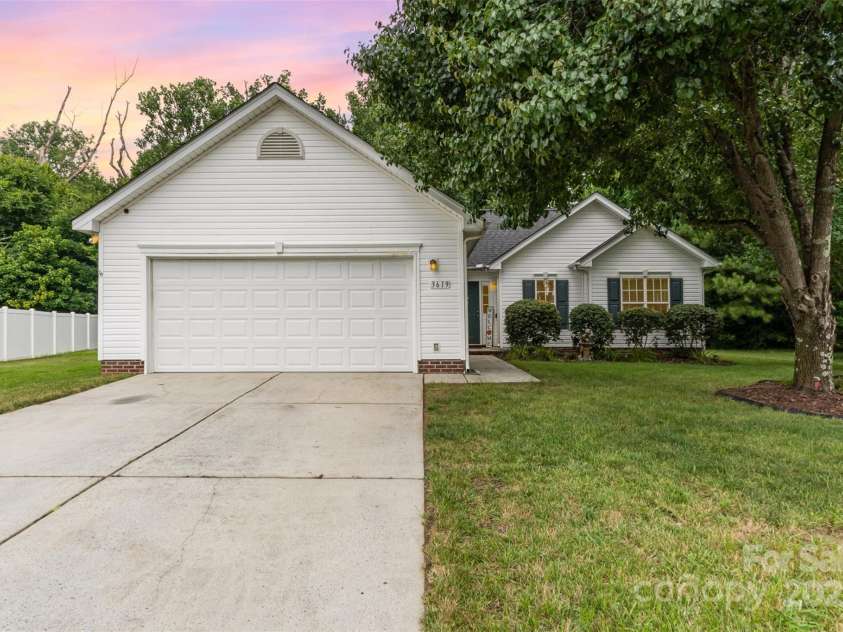 3619 Dashiel Drive, Charlotte, NC 28262.  MLS# CAR4276777, YatesRealty ID 31410. 