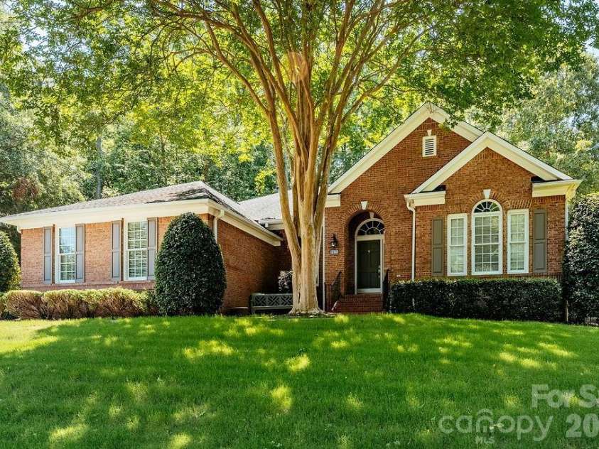 9425 Briarwick Lane, Charlotte, NC 28277.  MLS# CAR4391950, YatesRealty ID 31410. 