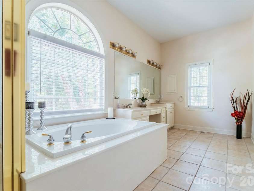 9425 Briarwick Lane, Charlotte, NC 28277.  MLS# CAR4391950, YatesRealty ID 31410. 