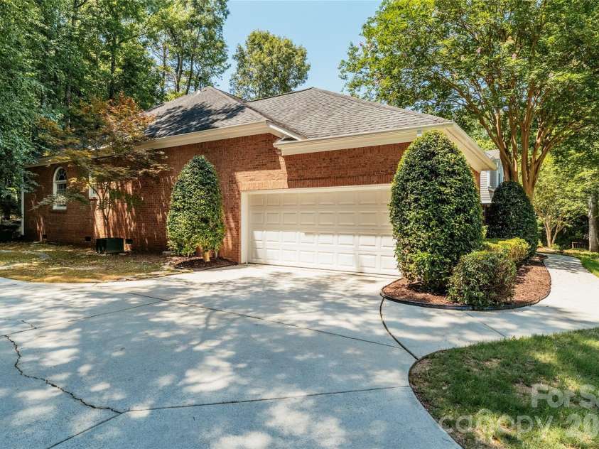 9425 Briarwick Lane, Charlotte, NC 28277.  MLS# CAR4391950, YatesRealty ID 31410. 